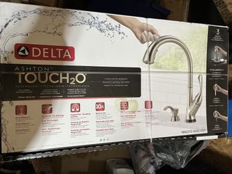 Delta Ashton Stainless Single Handle Pull-down Kitchen Faucet with Deck Plate and Soap Dispenser Included