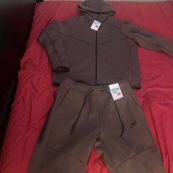 Nike tech sweatsuit brand new with tags