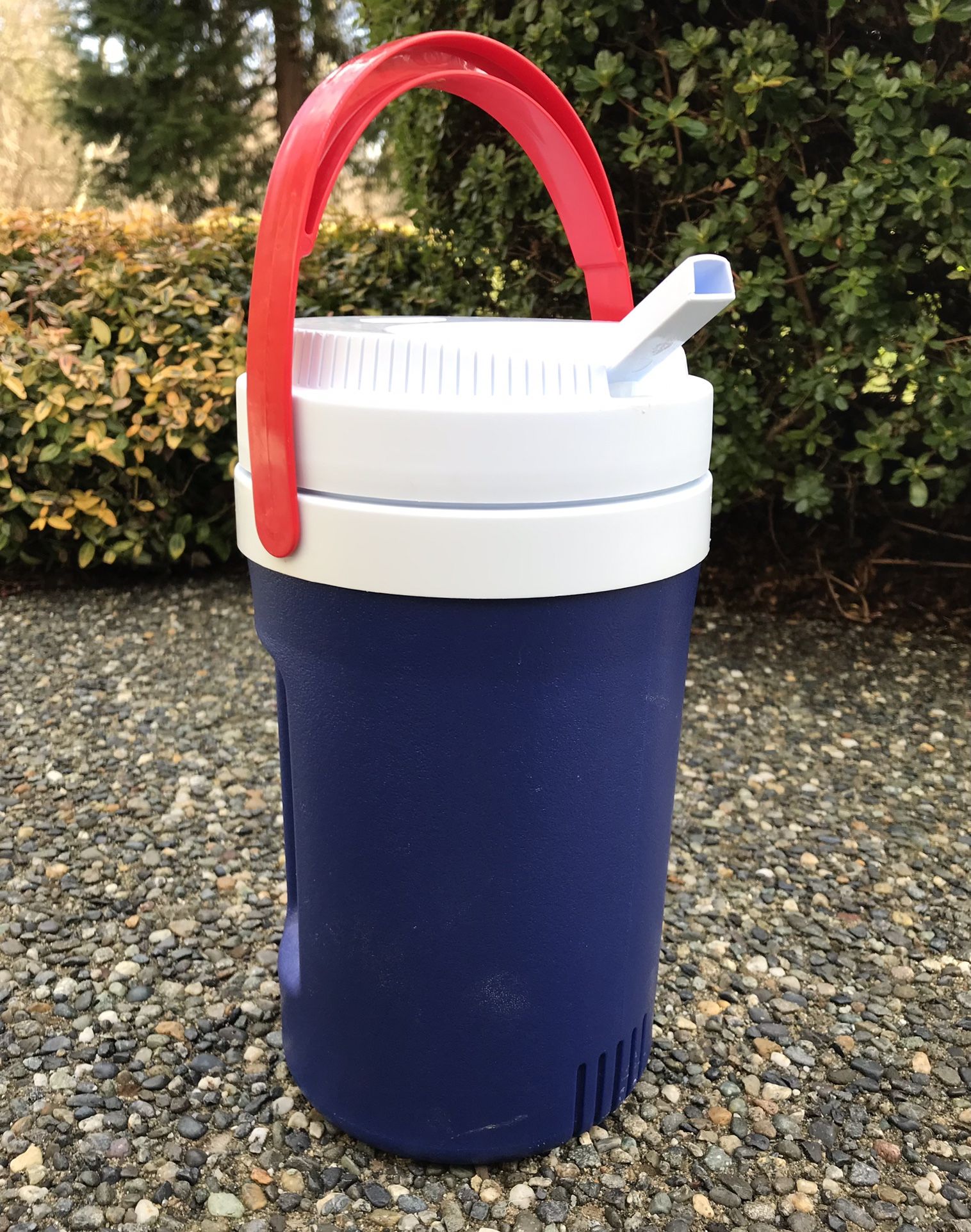 2 Quart Rubbermaid Jug Cooler NEW