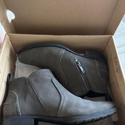 Women’s Ugg - Aureo ll size 8.5