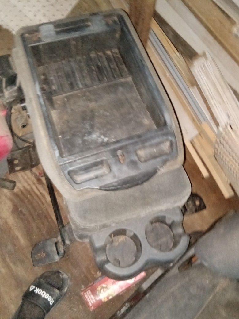 99-06 chevy/ GMC front middle seat console
