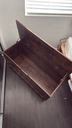 Storage Chest on wheels