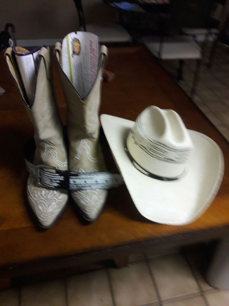 Boots , belt n hat