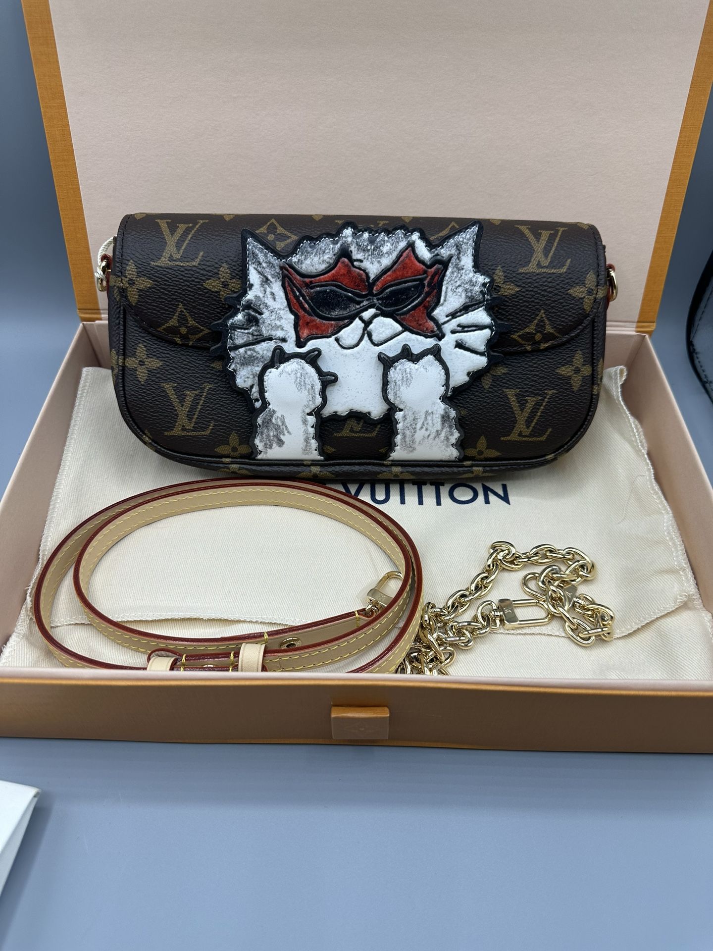 Louis Vuitton Travels With Grace Coddington Ivy On Chain 