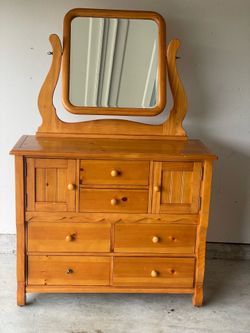 Vintage car Thomasville “Vignettes” Solid Pine Dresser with Mirror