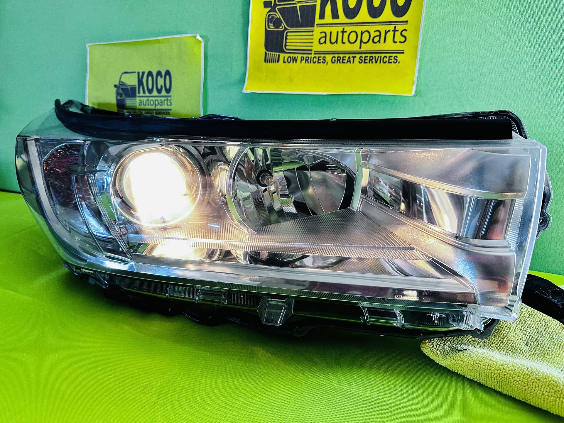 2017 - 2019 TOYOTA HIGHLANDER HALOGEN HEADLIGHT RIGH PASSENGER SIDE OEM CHROME BAZEL