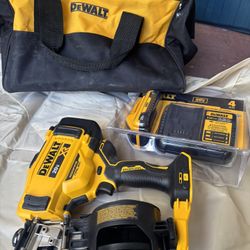 DEWALT 20V MAX Lithium-lon 15-Degree Cordless Roofing Nailer Kit with 4.0Ah Battery Pack, 4.0Ah Battery Pack, Charger and Bag