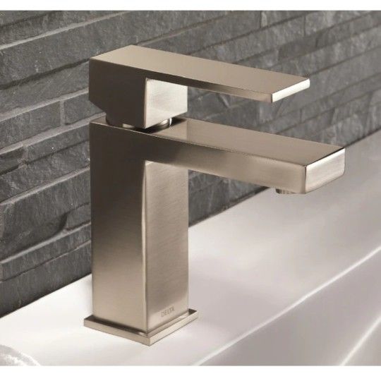 New Delta Modern Stainless Steel 4-in centerset 1-handle WaterSense Low-arc Residential Handle Bathroom Sink Faucet with Drain