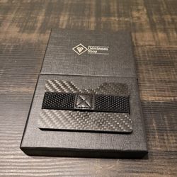 Cool modern design wallet. New in box. High quality thick Carbon fiber. Minimalist wallet.
