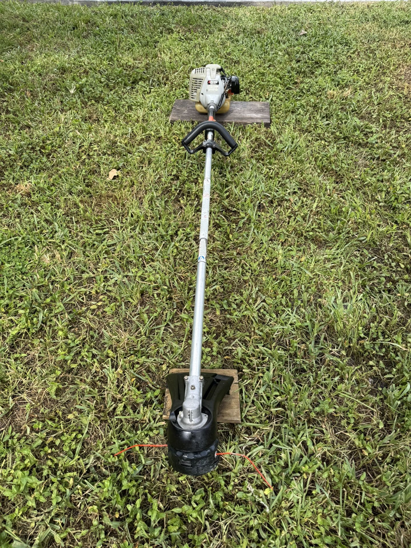 GRAS TRIMMER ECHO SRM-210. WORKS PERFECTLY. IT IS VERY RARE TO FIND IN SUCH OUTSTANDING CONDITION. IT HAS NOT BEEN USE MUCH ALMOST NONE. IT IS MADE TO