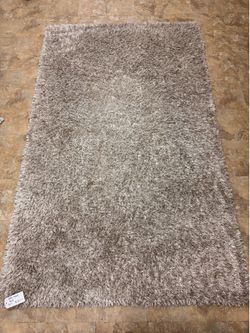 Gray shag rug 5’ x 7’