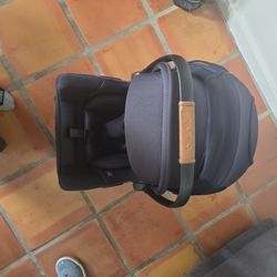 NUNA CAR SEAT 