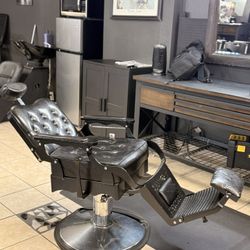 5 Barber Chairs  Heavy Duty