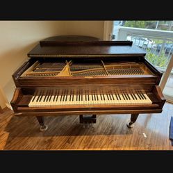 Everette Piano