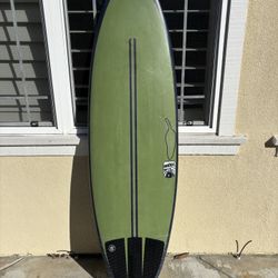 Chilli “middy” surfboard 5’10 twin tech - like new