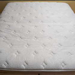 Serta Ki,ng ma,ttress 11 inch, medium feel, tight Top, innerspri,ng. Delivery available for a fee.