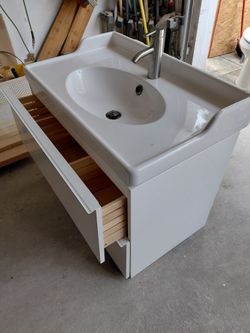 Bath Sink 32 ×19 1/4 In Good Condition