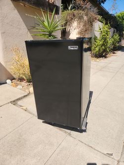 Magic Chef 4.4 Cu. Ft. Mini Refrigerator Like New!
