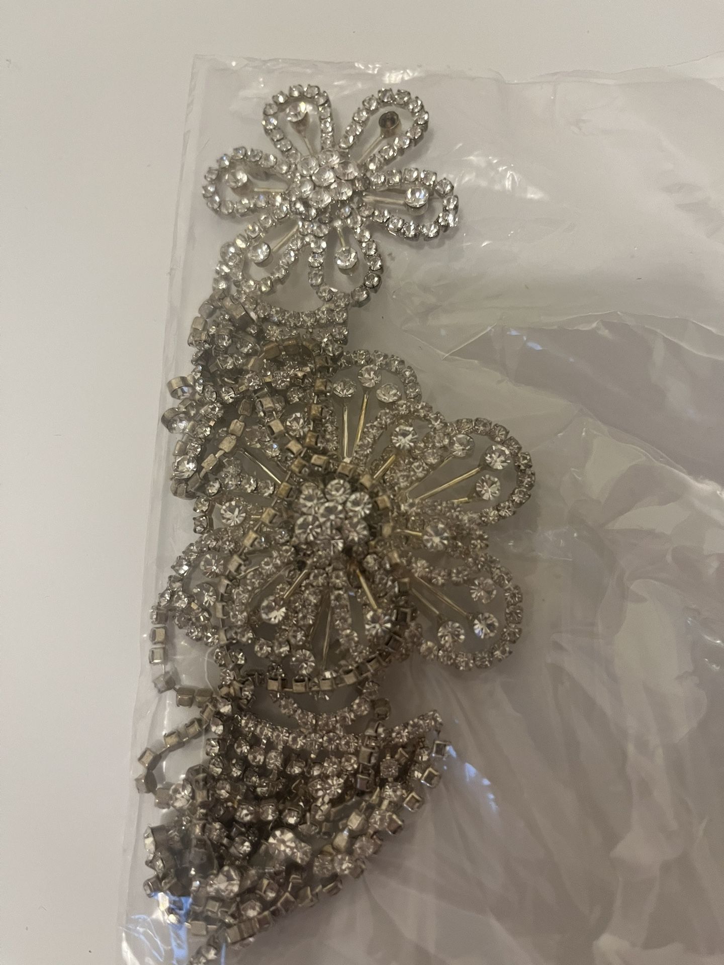 Suraci, Crystal brooch