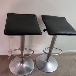 2 BAR STOOLS ( BLACK)