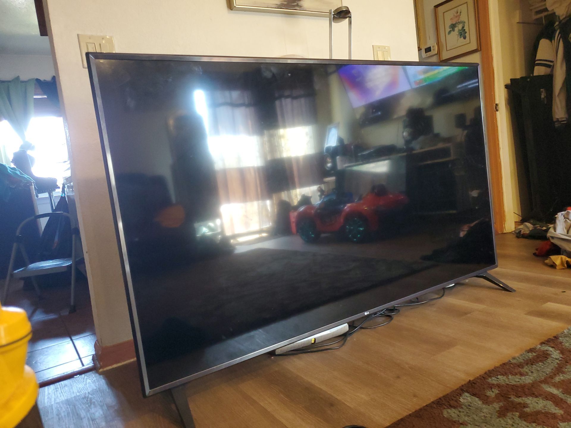 75" LG smart tv streaming apps 4k great condition no remote u can use universal remote or buy replacement lg remote. No hold first come first serve