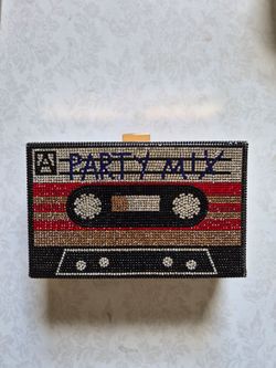Cassette clutch with strap