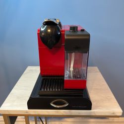 DeLonghi Nespresso Lattissima+ EN520R espresso/cappuccino machine