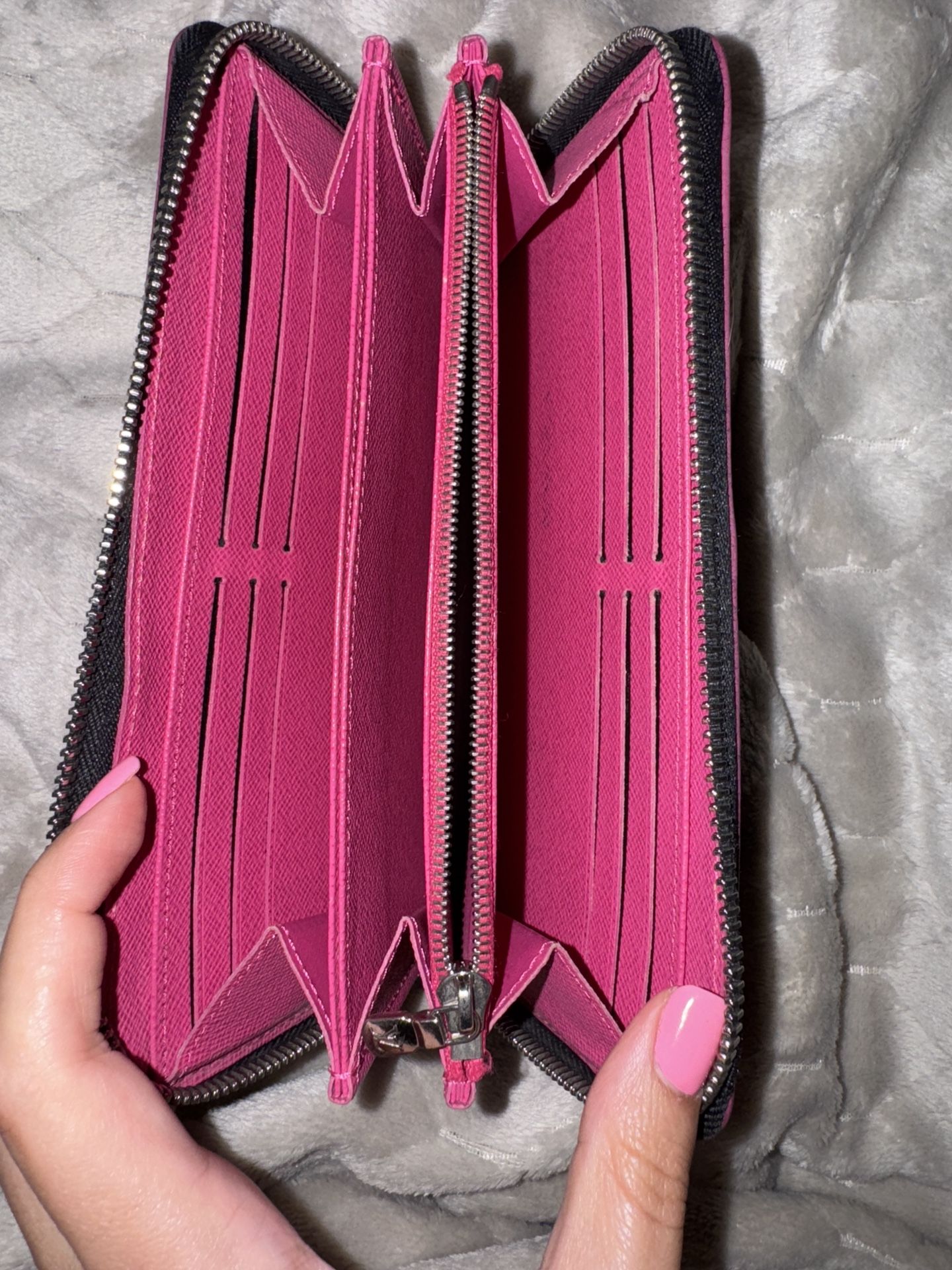 LV WALLET LIGHTLY USED