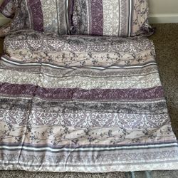Queen Size Bed Spread & 2 Pillows Case For $ 20!Good Condition