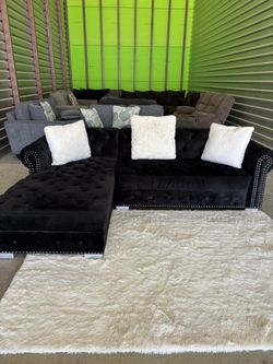 Like New Small Sectional Sofa Couch (DELIVERY AVAILABLE)