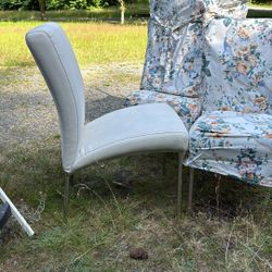 4 White Chairs With Covers