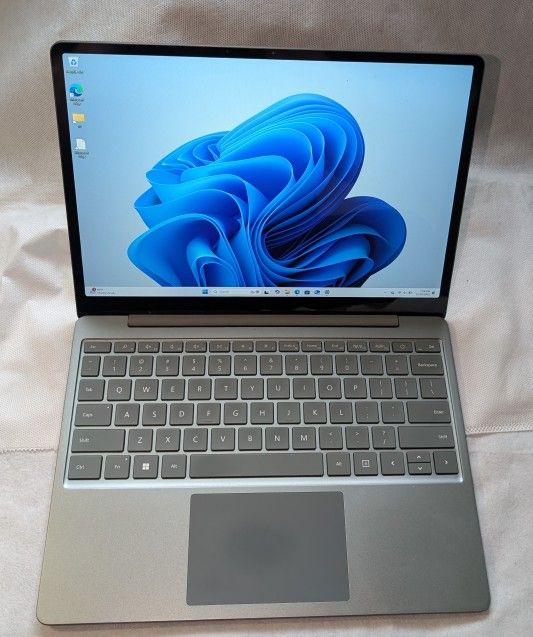 Very Nice MICROSOFT SURFACE LAPTOP GO 2 WINDOWS 11 128GB PENTIUM i5 8GB RAM