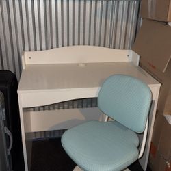 White desk w/ Chair