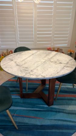 Round dining table
