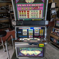 Triple Diamond Dollar Slot Machine 