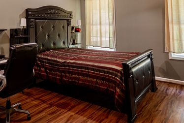 ELEGANT QUEEN BED FRAME – BEAUTIFUL STATEMENT PIECE