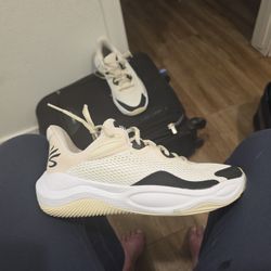 CURRY UNDER ARMOR SPLASH UNISEX SIZE 9 MENS And SIZE 10.5 WOMANS