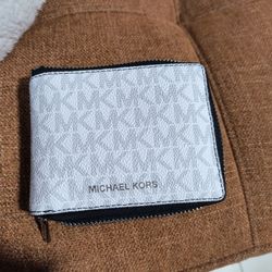 New Michael Kors Bifold Wallet W/ Zipper No tag