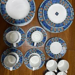 Pfaltzgraff China 4 Plates, 4 S Plates, 8 Bowels, 8 Teacups & Saucers 