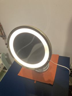 Magnifying Mirror With Light 9”