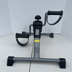 GOLD’s GYM - Upper and Lower BODY CYCLE - INCOMPLETE FREE SHIPPING READ. Barley used in great condition with very minor signs of usage. However, the e