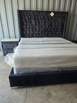 King Sizes bed with Mattress and nightstand