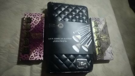 BUXOM eyeshadow palette IT makeup brushes