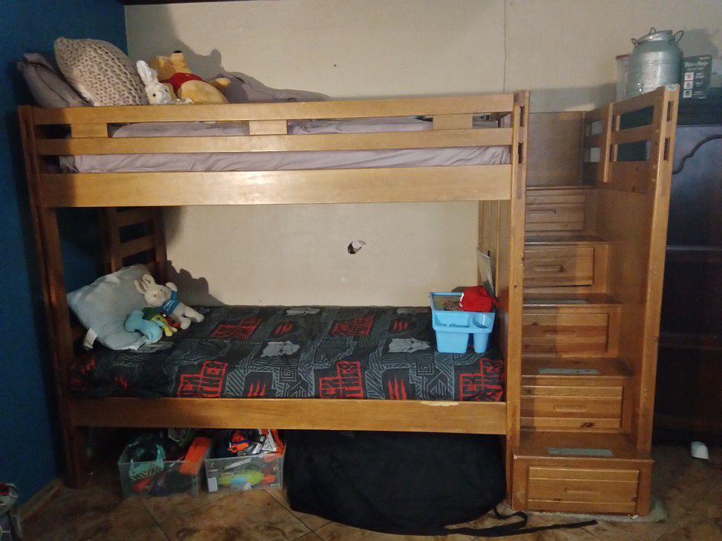 Twin bunk beds