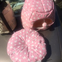 Like New Cat House And Pillow Set Only $15 Firm