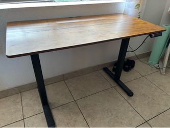 Electric standing desk