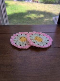 Set of 2 crochet daisy coasters