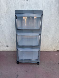 Plastic storage three drawers with wheels in very good condition