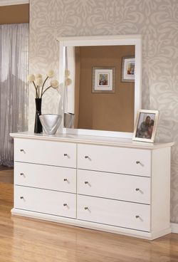 Luxury nice dresser! Other bedroom set pieces available