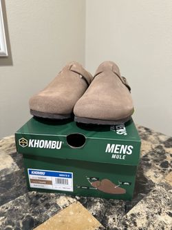 Brand New KHOMBU Men’s Mule (Size 9, Taupe)